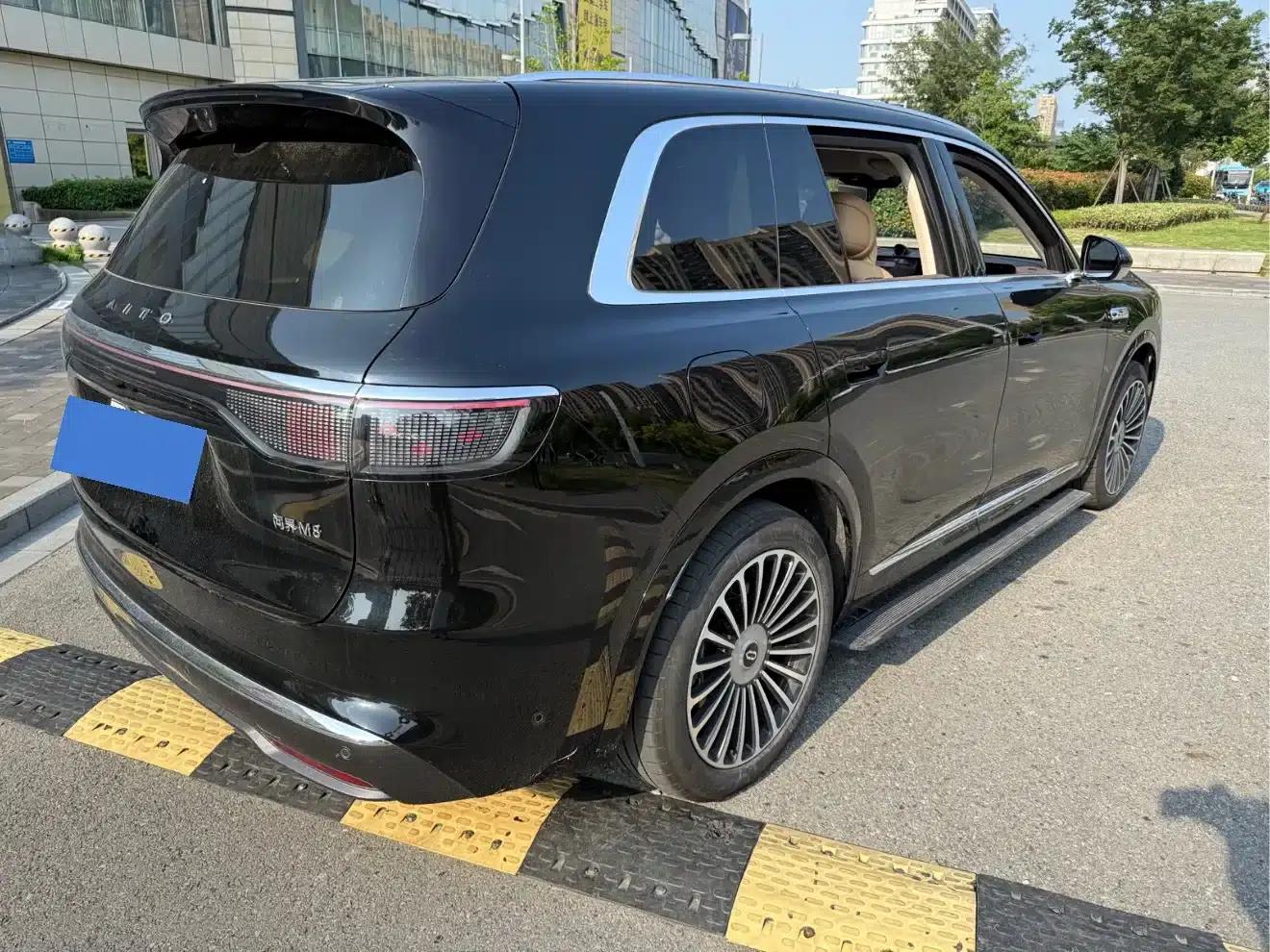 Wenjie M8 2025 Ultra Extended Range Edition (53.4kWh, 6-seater, 192-line LiDAR) — миниатюра 18