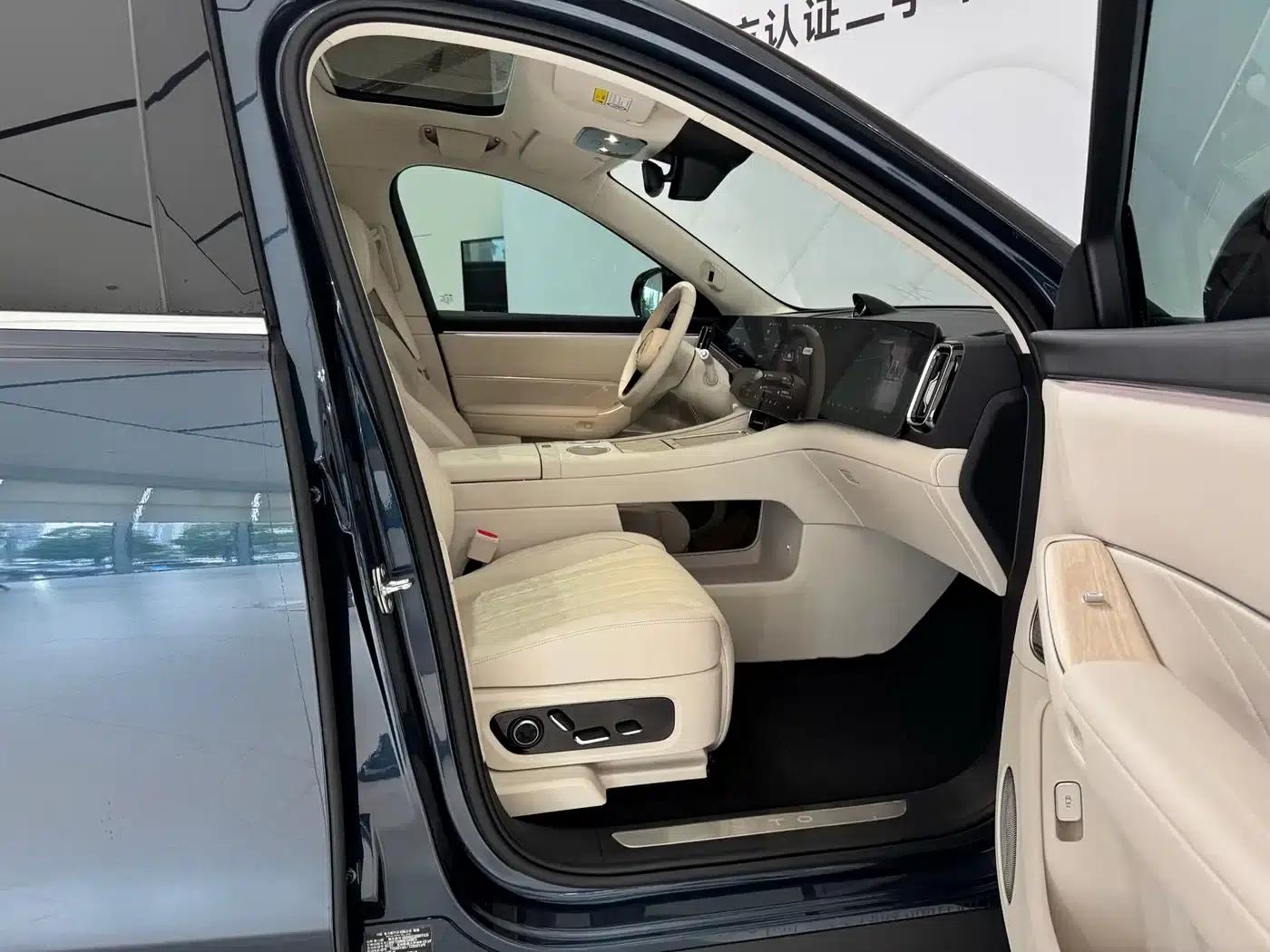 Wenjie M8 2025 Extended Range Max+ Version 53.4kWh 6-Seat Version (192-line LiDAR) — миниатюра 10