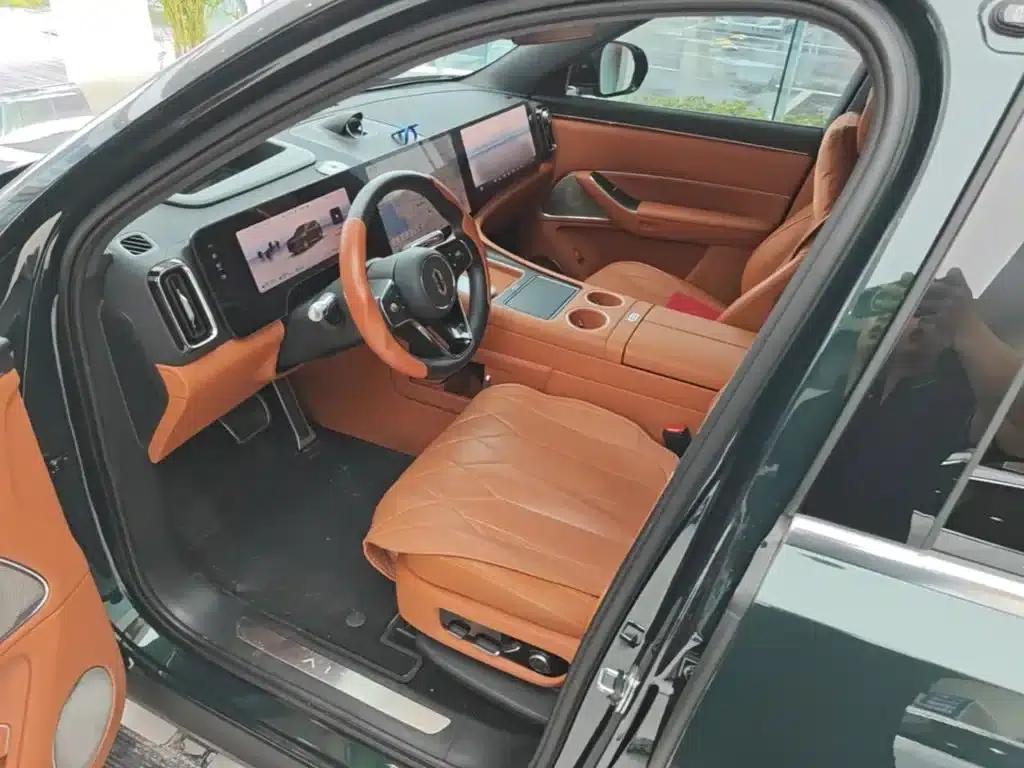 Wenjie M8 2025 Extended Range Max+ Version 53.4kWh 6-Seat Version (192-line LiDAR) — миниатюра 16