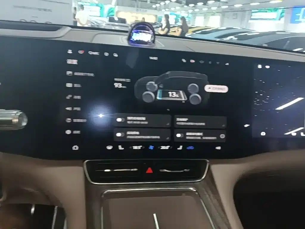 Wenjie M8 2025 Pure Electric Max+ 5-Seat Long Range Version (192-line LiDAR) — миниатюра 13