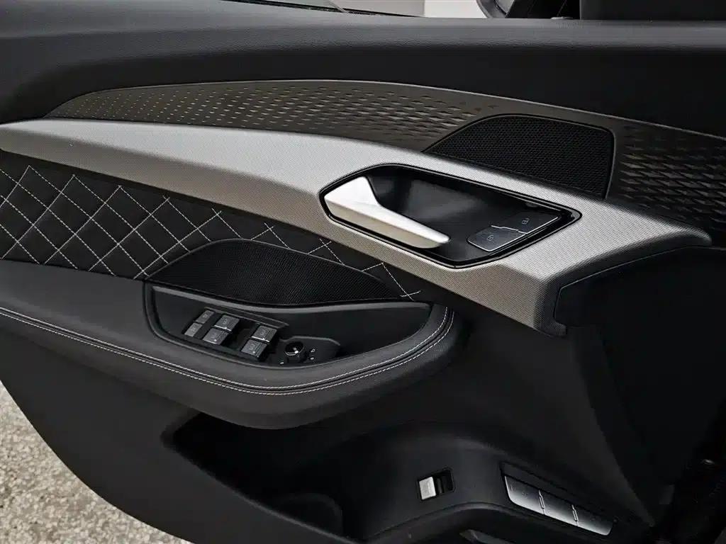 Audi Q6 2023 50 TFSI quattro Cloud Edition Flying Rider Package — миниатюра 8