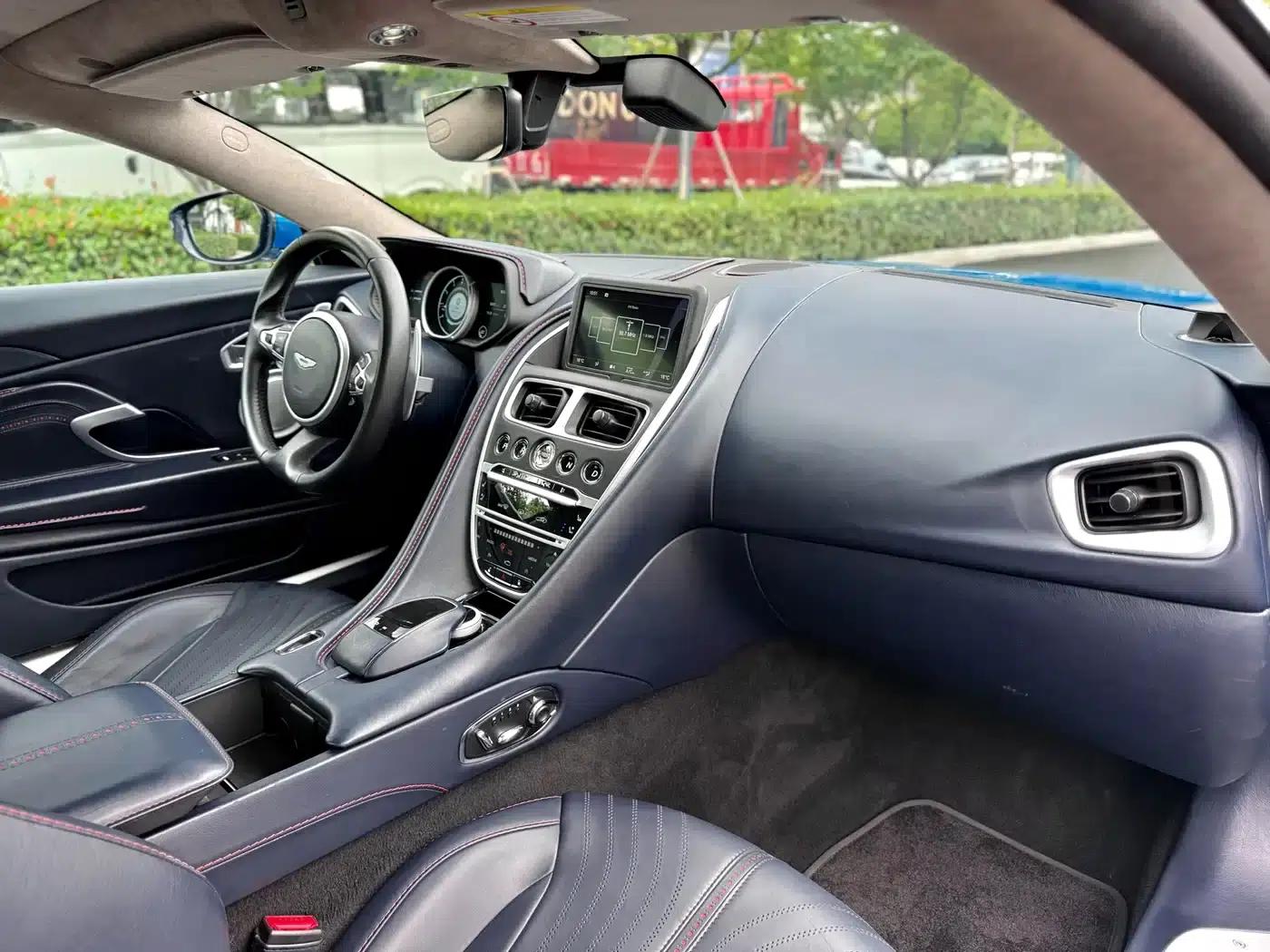 Aston Martin DB11 2019 4.0T V8 Coupe — миниатюра 6