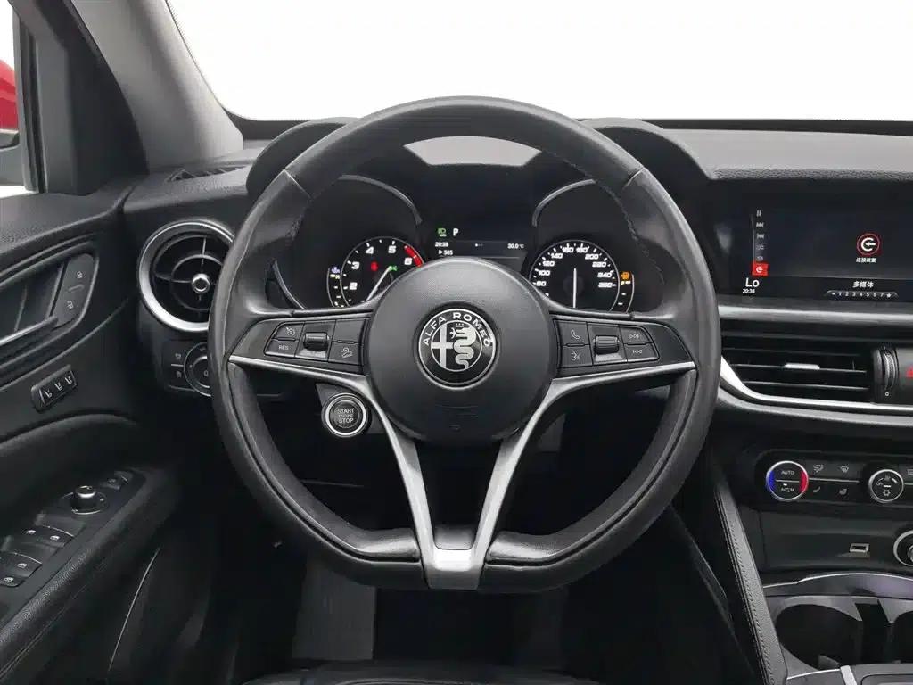 2017 Stelvio 2.0T 200HP Luxury Edition — миниатюра 11