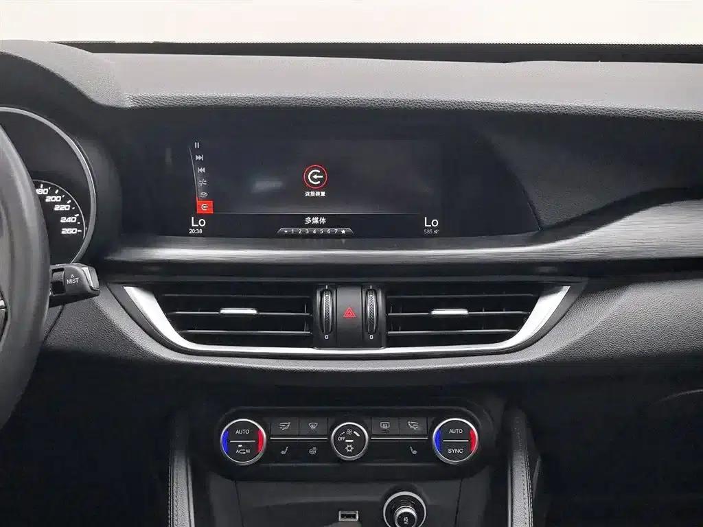 2017 Stelvio 2.0T 200HP Luxury Edition — миниатюра 12