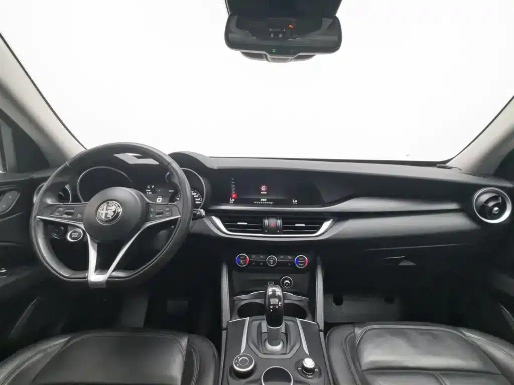 2017 Stelvio 2.0T 200HP Luxury Edition — миниатюра 5