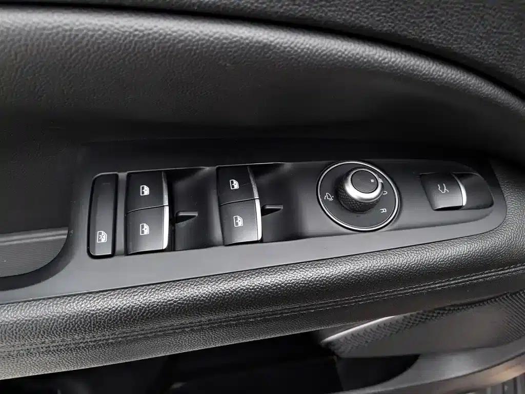 2017 Stelvio 2.0T 200HP Luxury Edition — миниатюра 9
