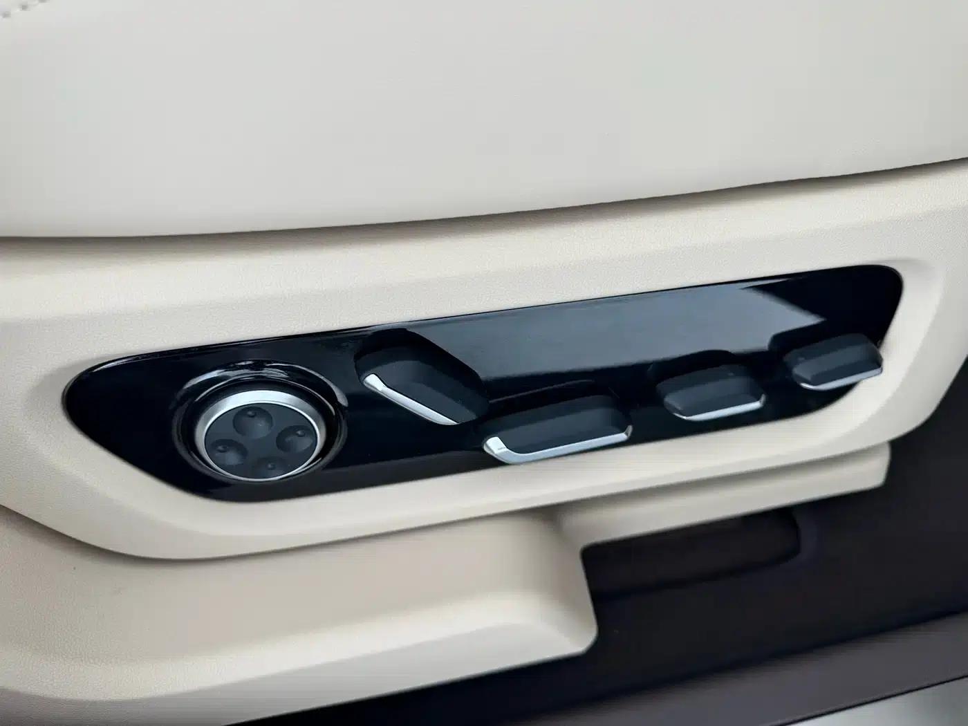 Wenjie M9 2025 Ultra Extended Range Edition (52kWh, 6-seater, 192-line LiDAR) — миниатюра 11