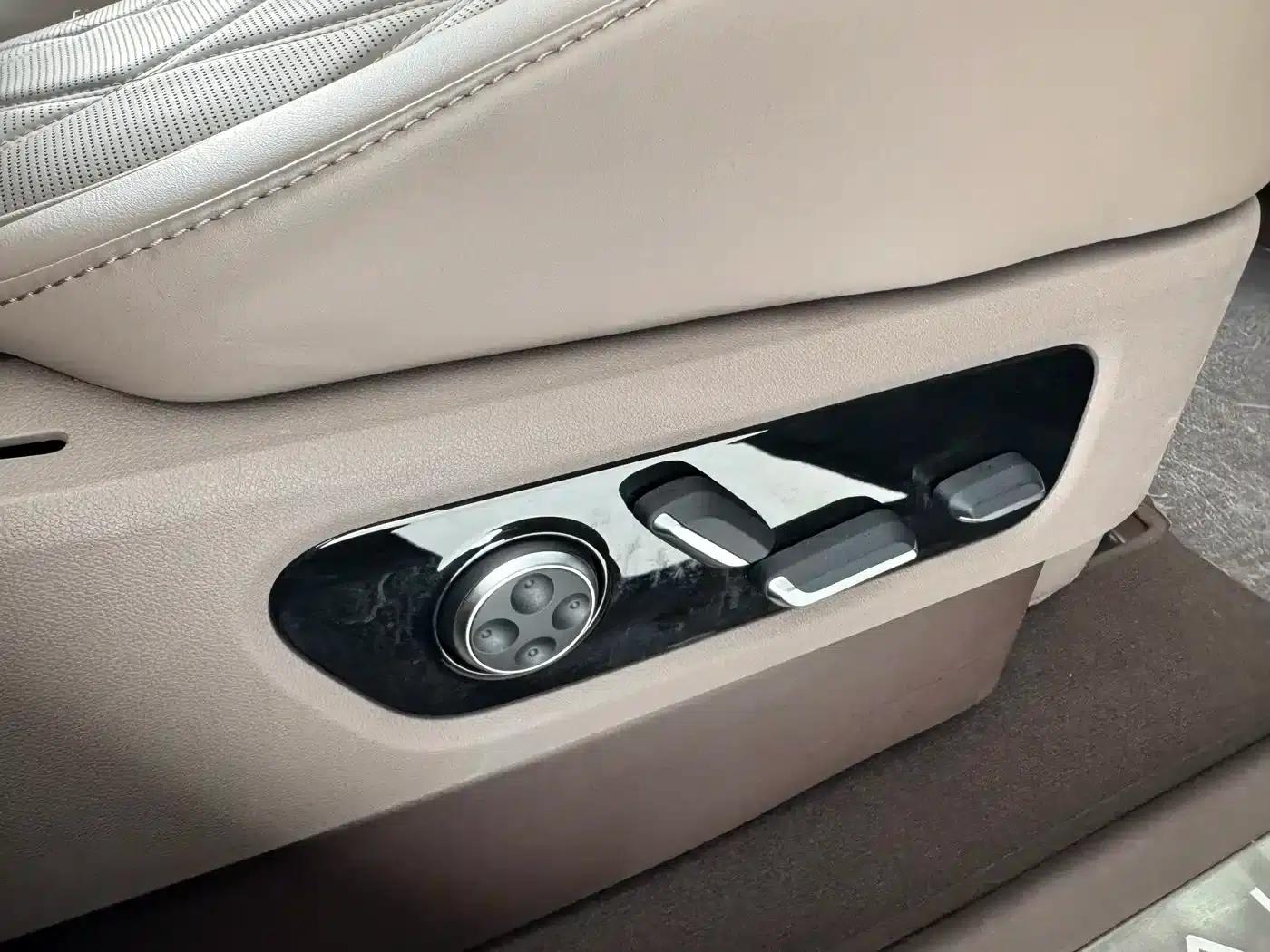 Wenjie M9 2025 Ultra Extended Range Edition (52kWh, 6-seater, 192-line LiDAR) — миниатюра 17