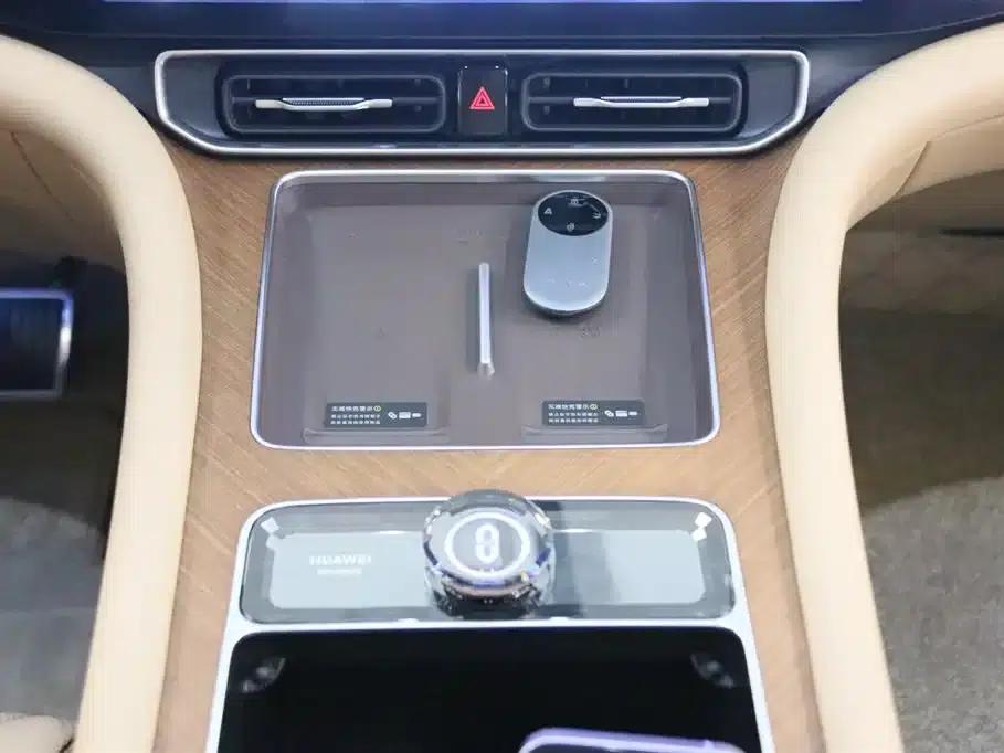Wenjie M9 2025 Extended Range Ultra Edition 52kWh 5-Seat Version (896-line LiDAR) — миниатюра 19