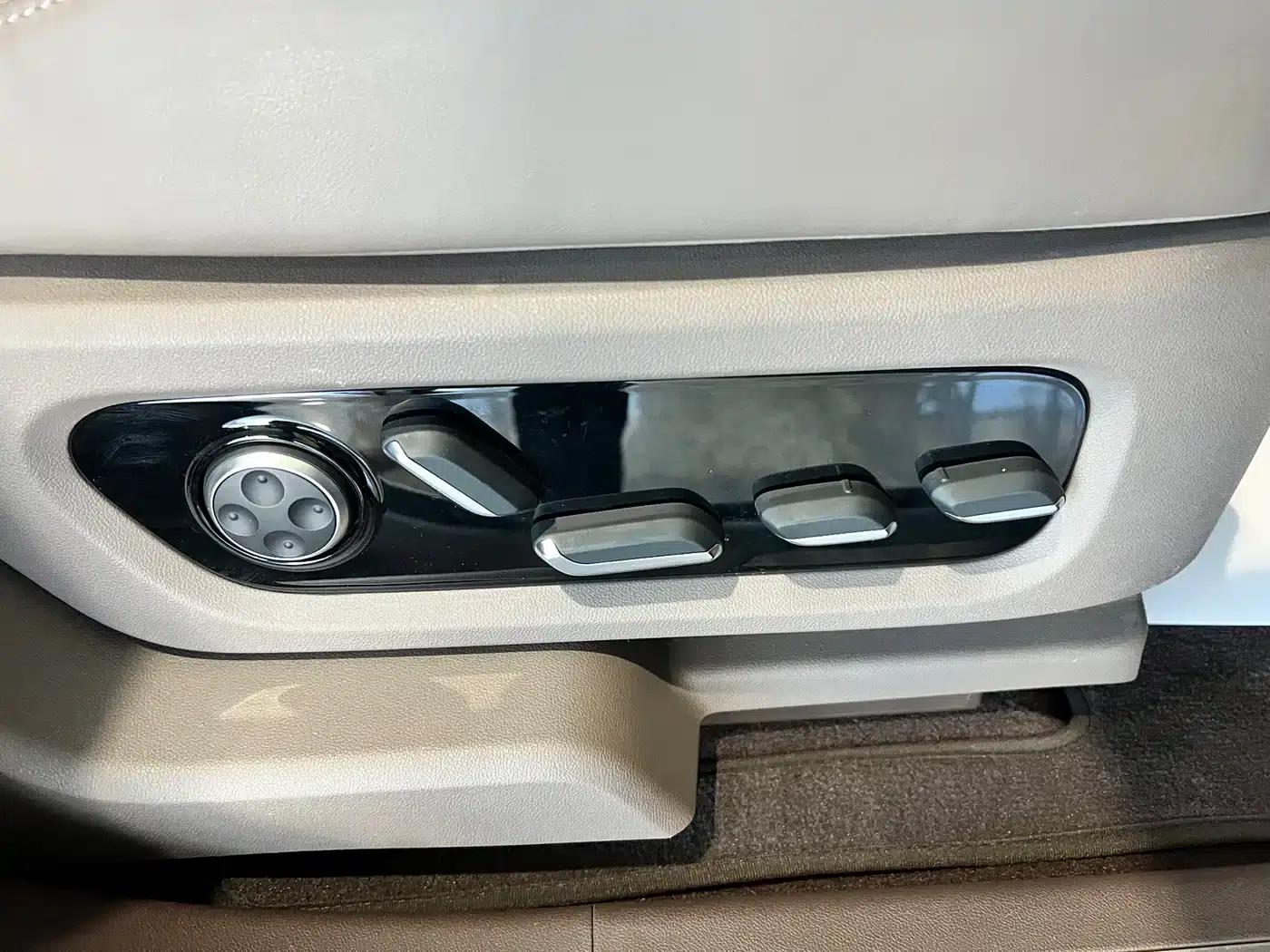 Wenjie M9 2024 Range Extended Ultra Edition 52kWh 5-Seater — миниатюра 15