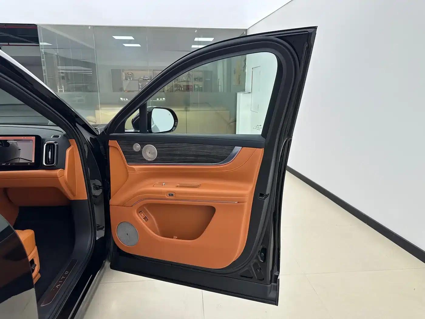 Wenjie M9 2025 Extended Range Max Edition (52kWh, 6-seater, 192-line LiDAR) — миниатюра 26