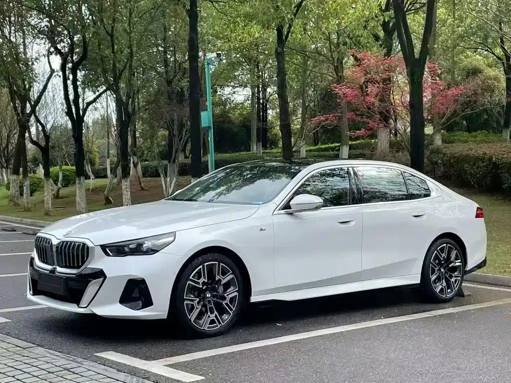 2025 BMW 5 Series 530Li Luxury M Sport Package — миниатюра 2