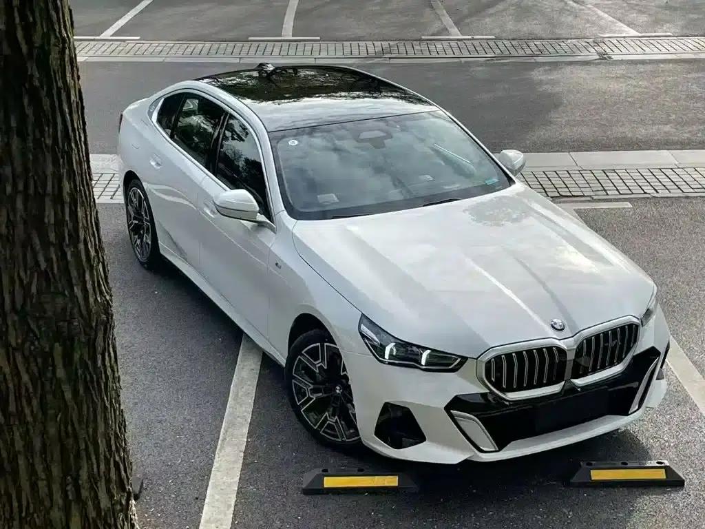 2025 BMW 5 Series 530Li Luxury M Sport Package — миниатюра 3