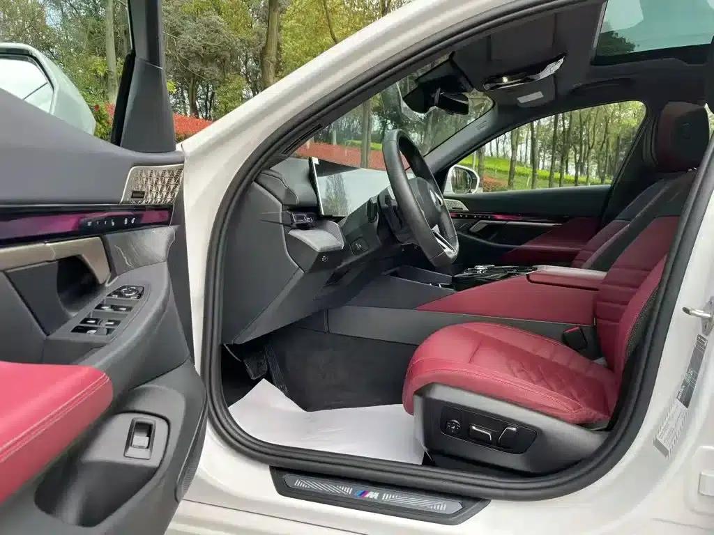 2025 BMW 5 Series 530Li Luxury M Sport Package — миниатюра 6