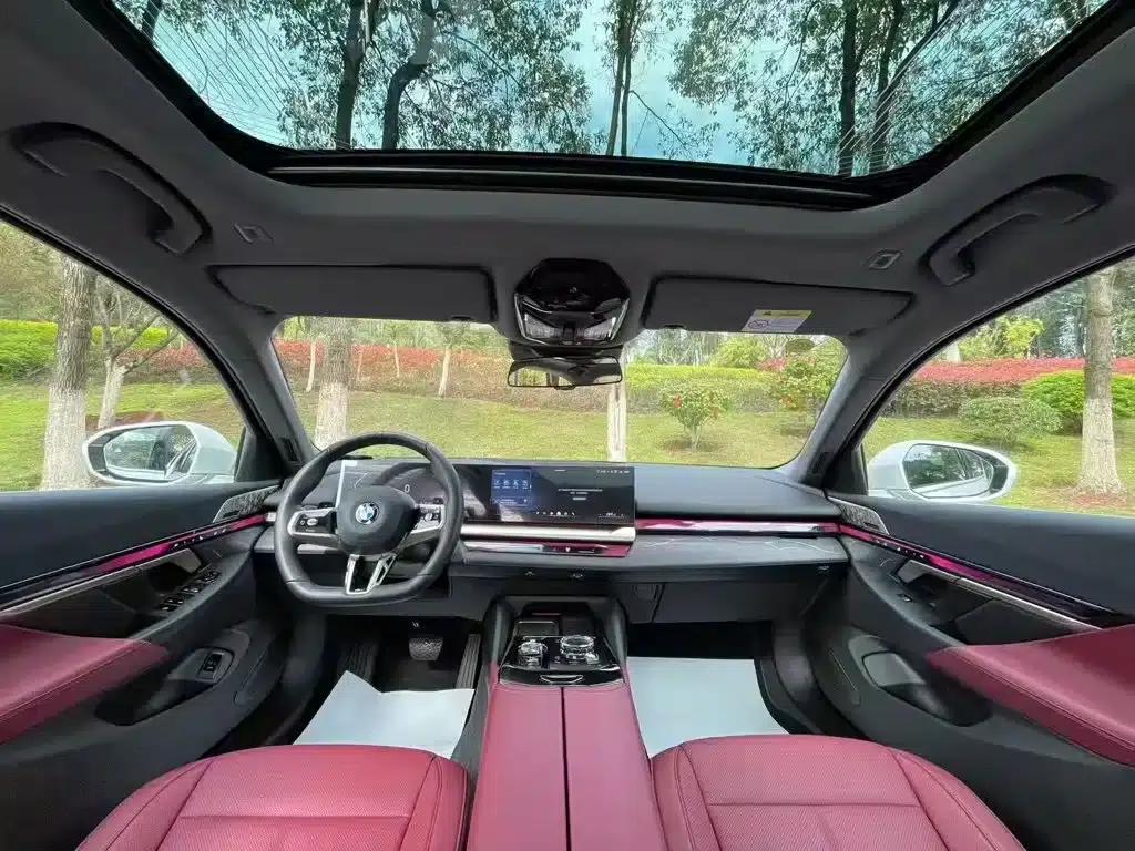 2025 BMW 5 Series 530Li Luxury M Sport Package — миниатюра 7