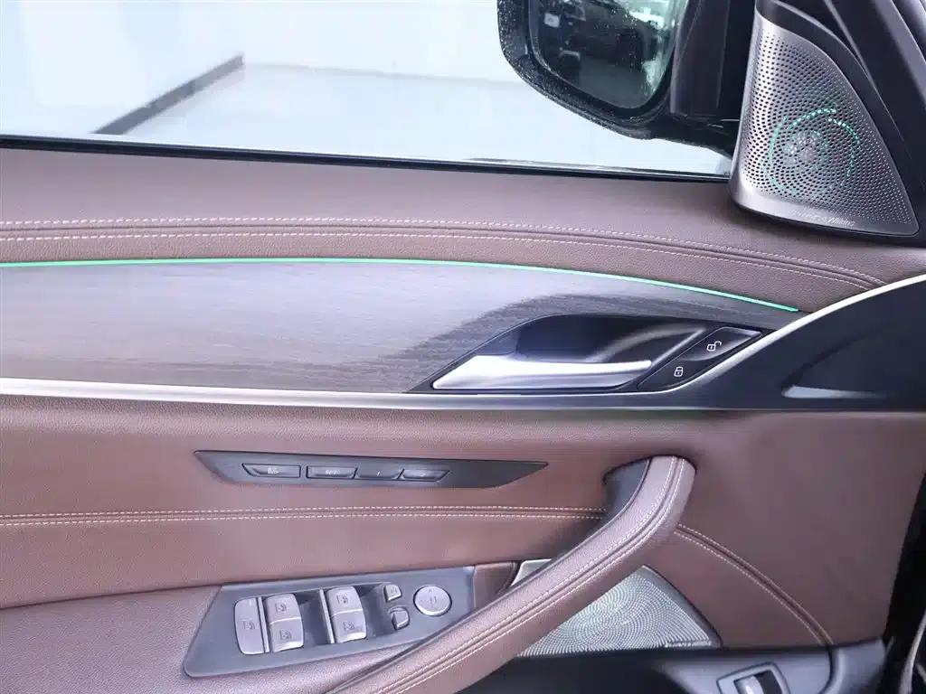 2021 BMW 5 Series 530Li Luxury M Sport Package — миниатюра 17
