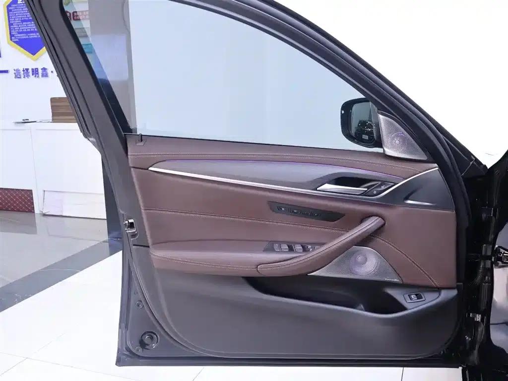 2021 BMW 5 Series 530Li Luxury M Sport Package — миниатюра 18