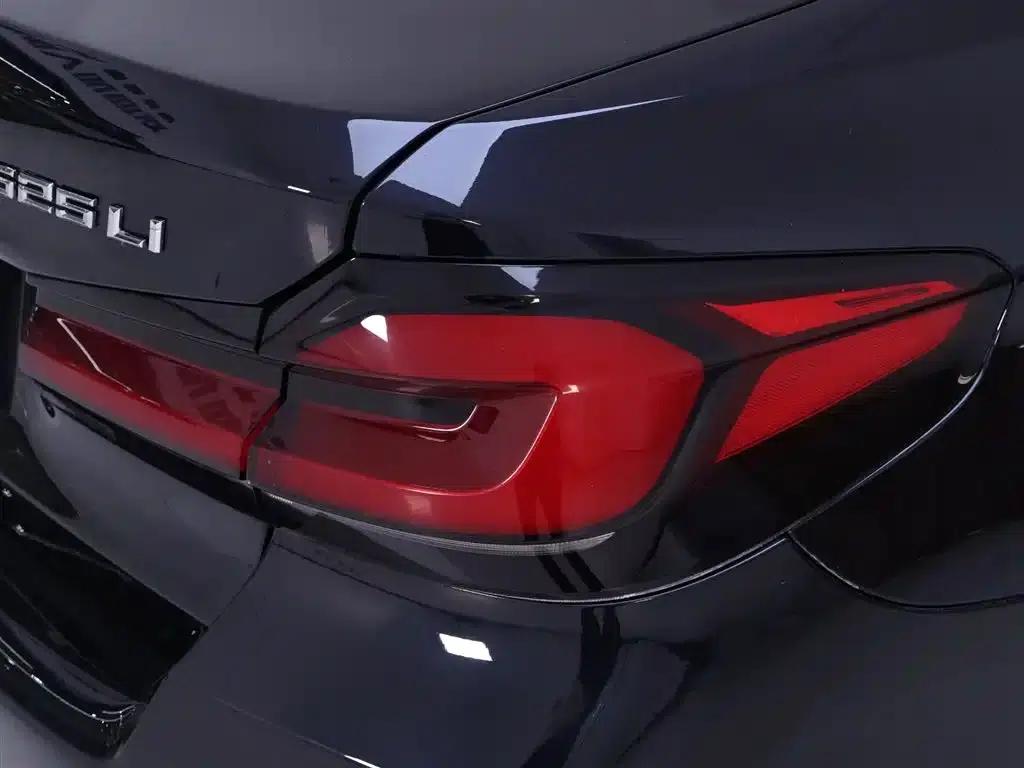 2021 BMW 5 Series 530Li Luxury M Sport Package — миниатюра 9