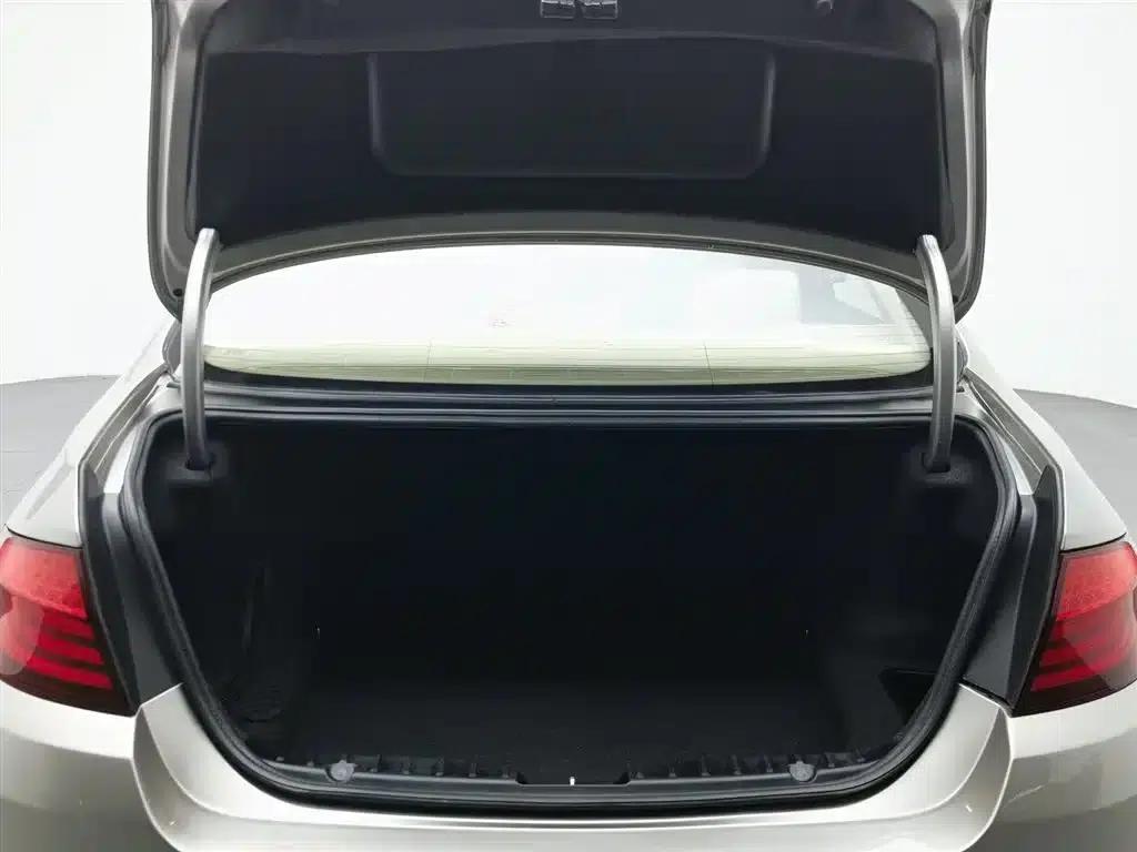 BMW 5 Series 2012 523Li Luxury — миниатюра 16