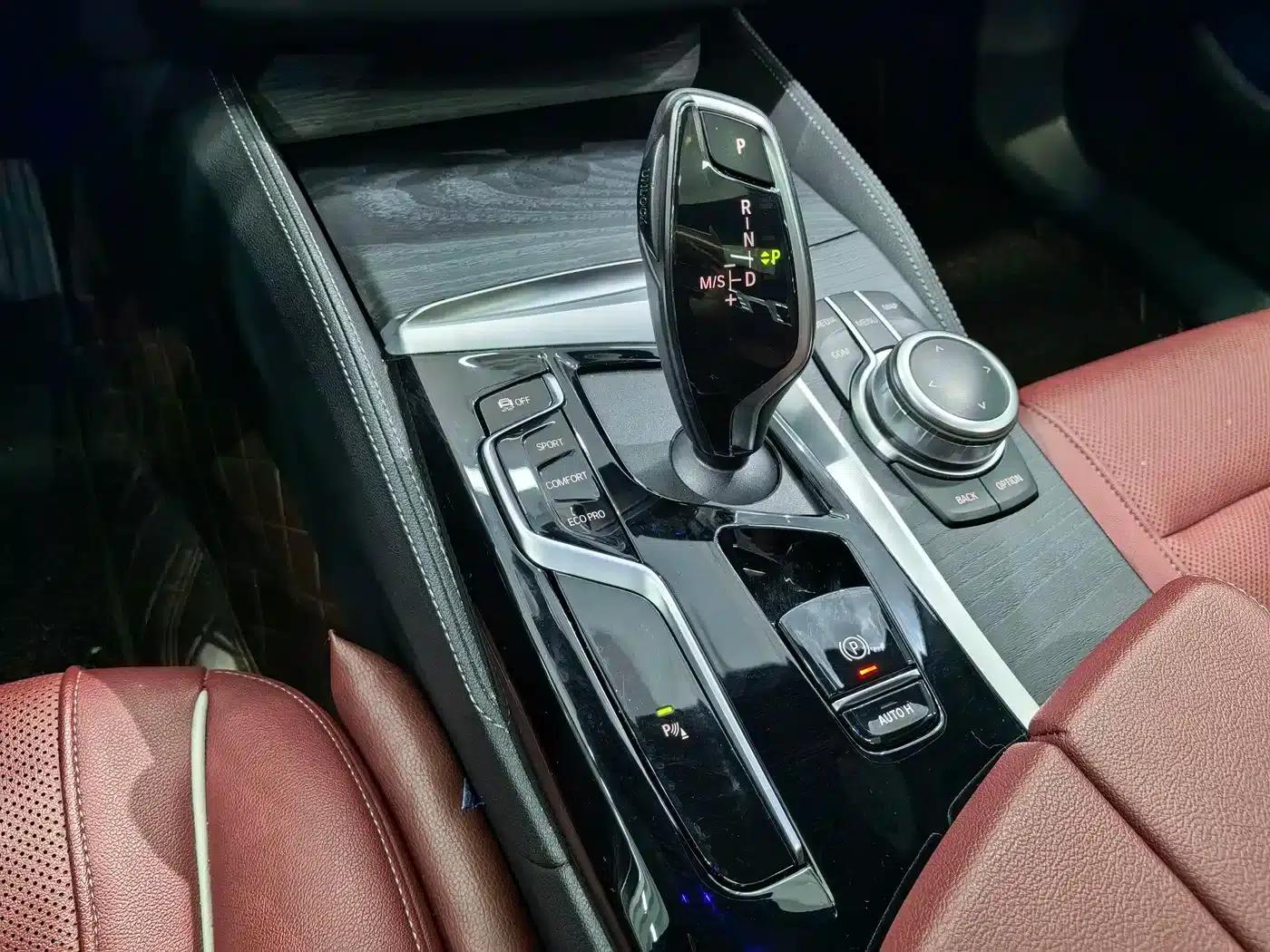 2022 BMW 5 Series 530Li Leading Edition M Sport Package — миниатюра 15
