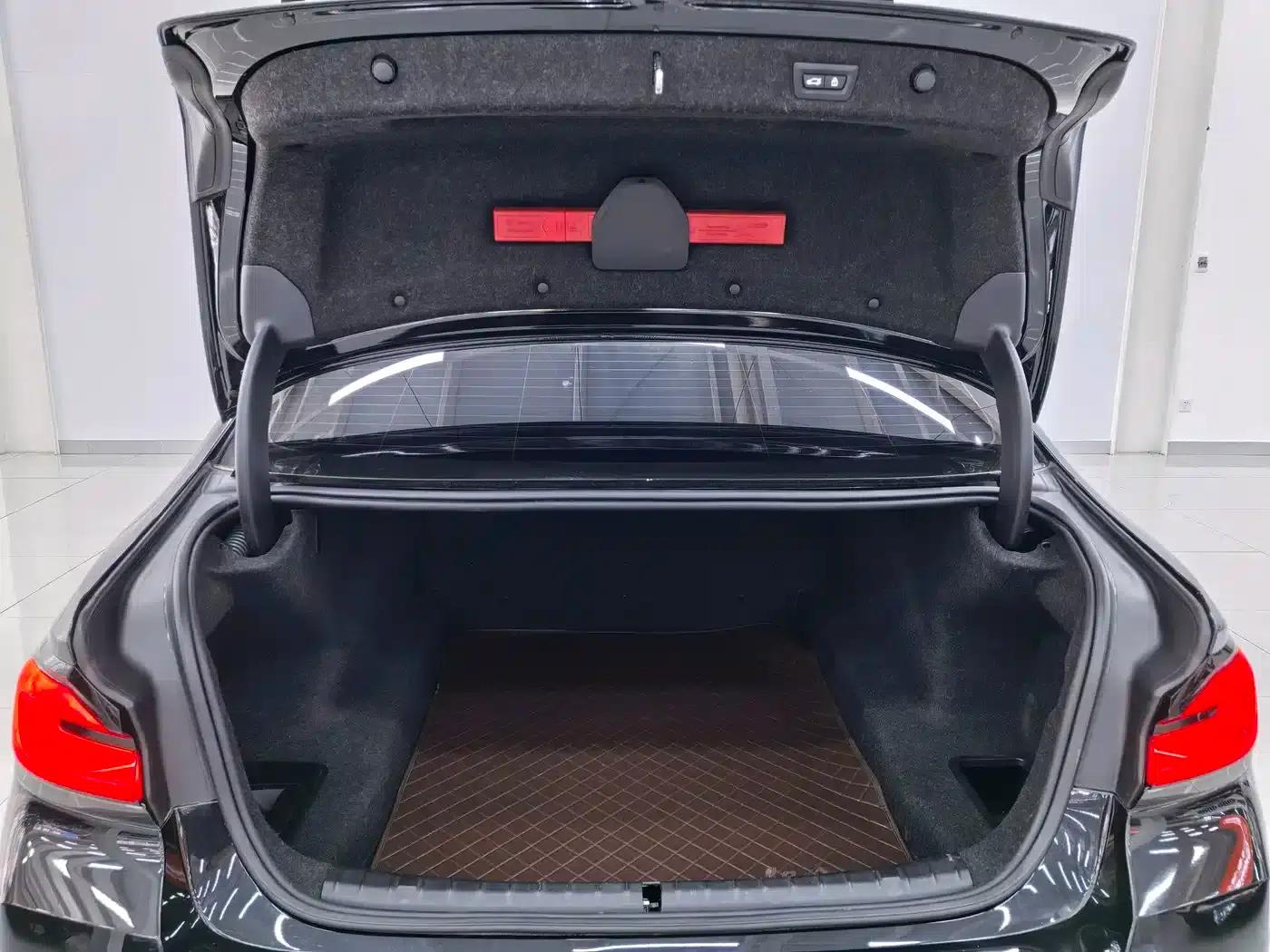 2022 BMW 5 Series 530Li Leading Edition M Sport Package — миниатюра 21