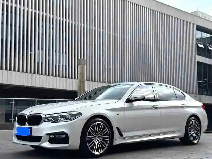 2018 BMW 5 Series 530Li Leading Edition M Sport Package — миниатюра 1