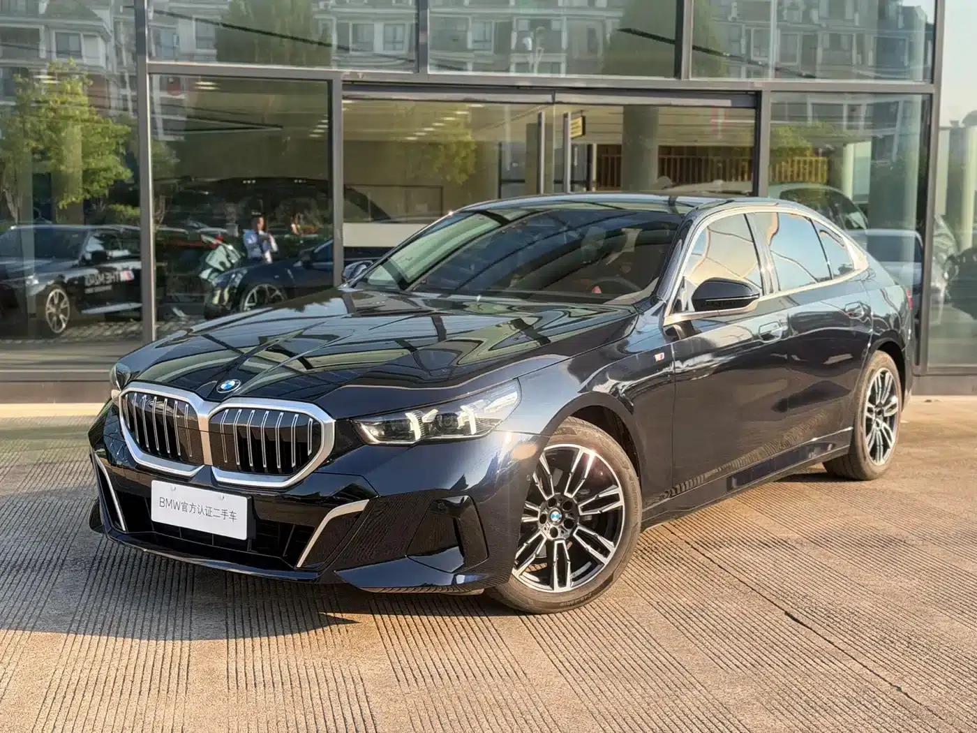 2025 BMW 5 Series 525Li M Sport Package — миниатюра 1