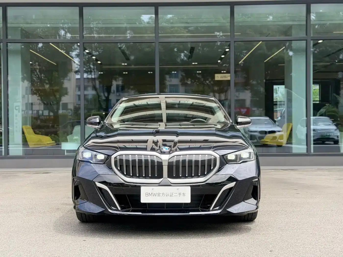 2025 BMW 5 Series 525Li M Sport Package — миниатюра 2