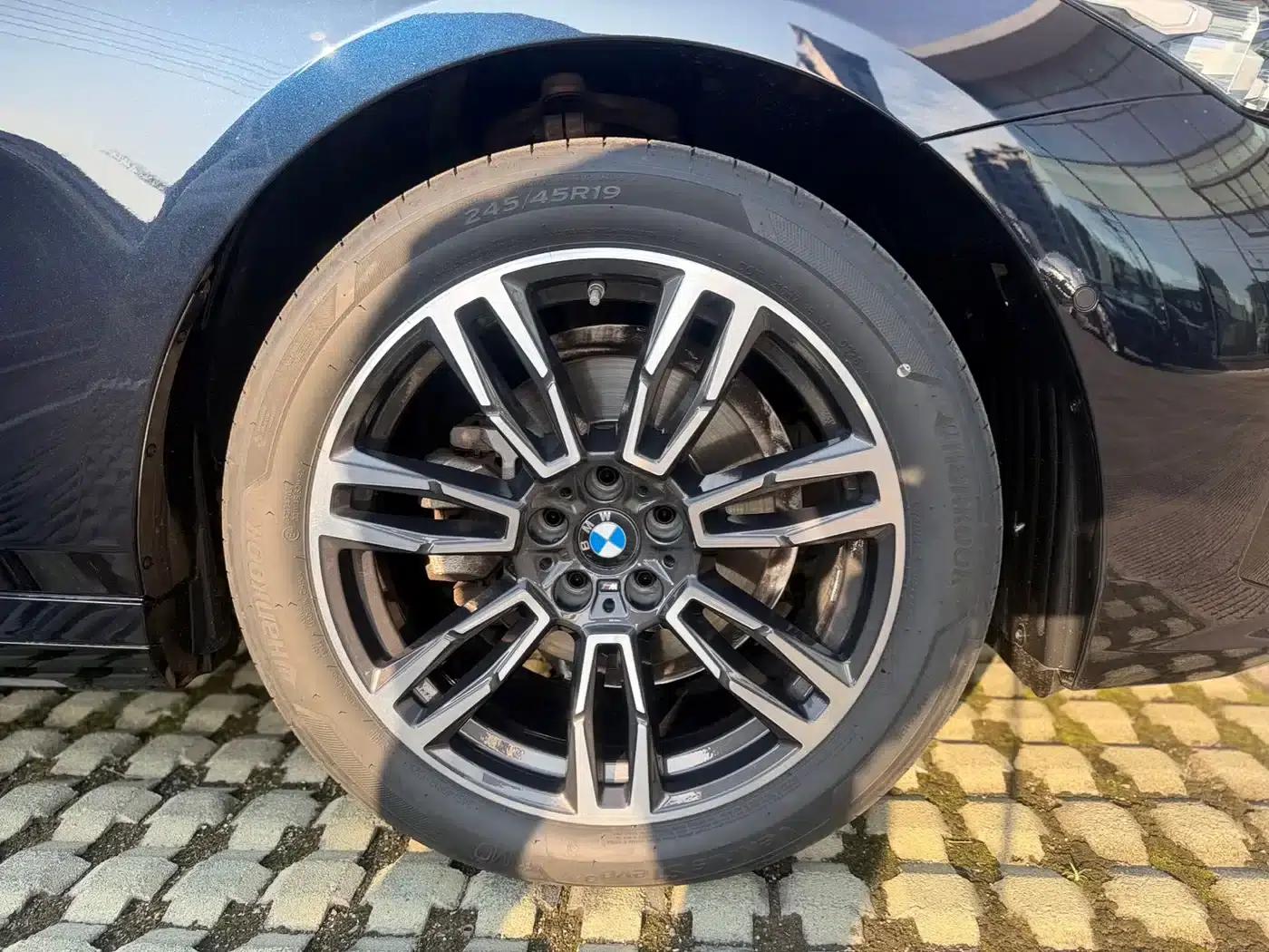2025 BMW 5 Series 525Li M Sport Package — миниатюра 11