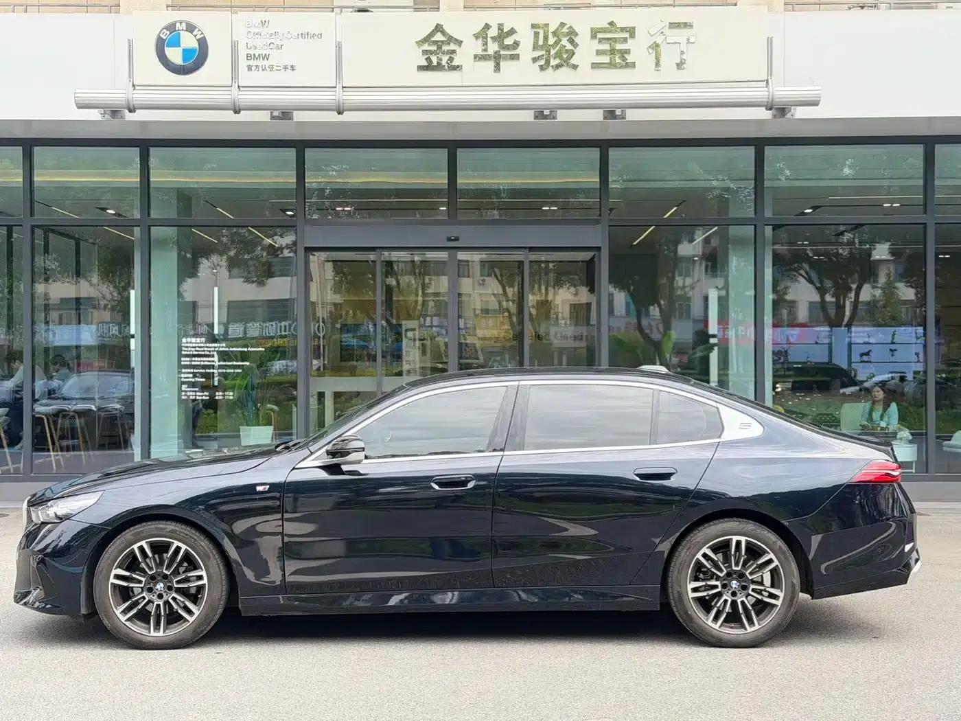 2025 BMW 5 Series 525Li M Sport Package — миниатюра 3