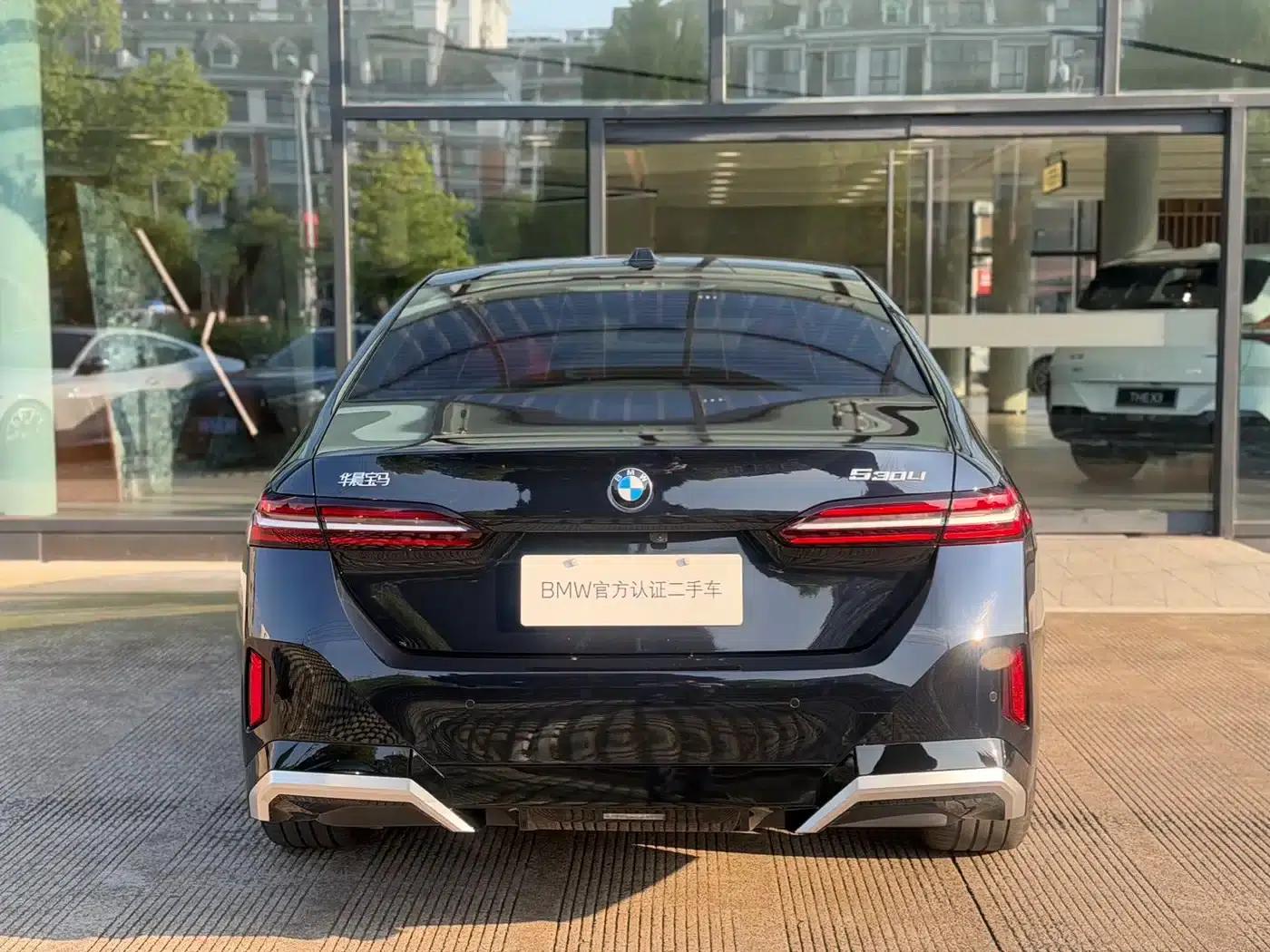 2025 BMW 5 Series 525Li M Sport Package — миниатюра 4