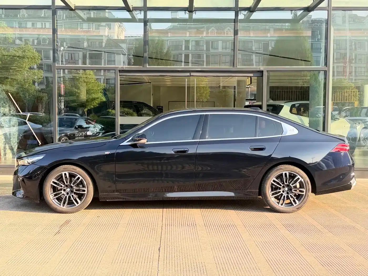 2025 BMW 5 Series 525Li M Sport Package — миниатюра 6