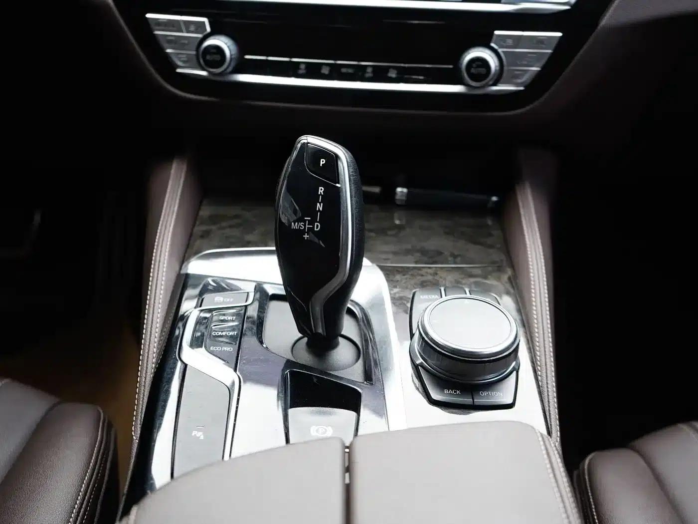 2019 BMW 5 Series 525Li M Sport Package — миниатюра 13