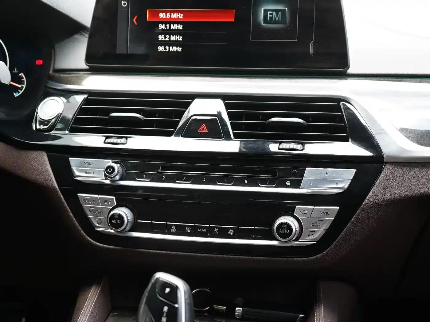 2019 BMW 5 Series 525Li M Sport Package — миниатюра 15