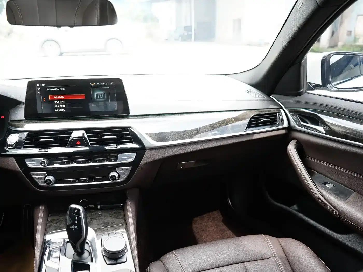 2019 BMW 5 Series 525Li M Sport Package — миниатюра 16