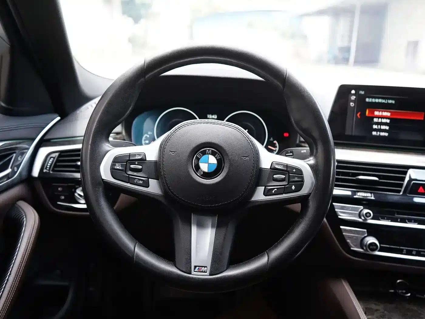 2019 BMW 5 Series 525Li M Sport Package — миниатюра 4