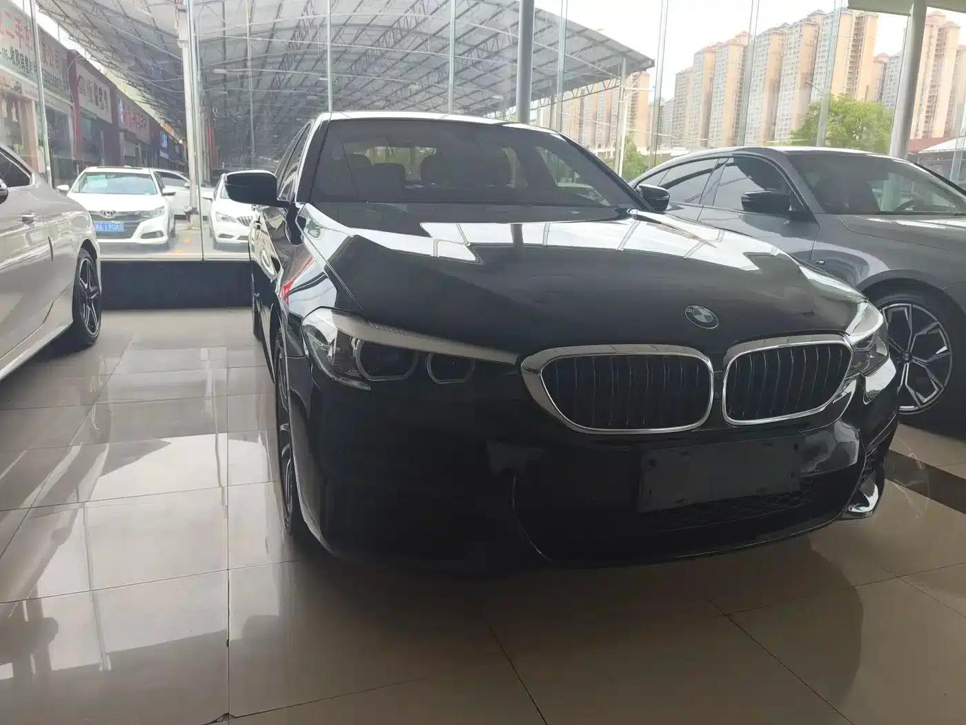 2020 BMW 5 Series 525Li M Sport Package — миниатюра 1