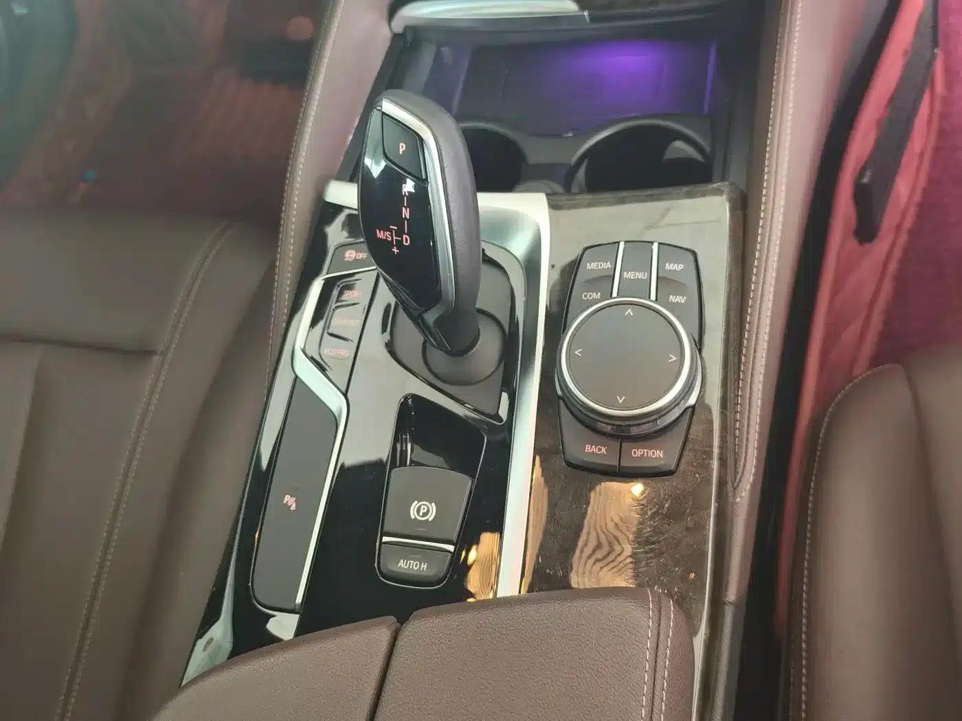 2020 BMW 5 Series 525Li M Sport Package — миниатюра 8