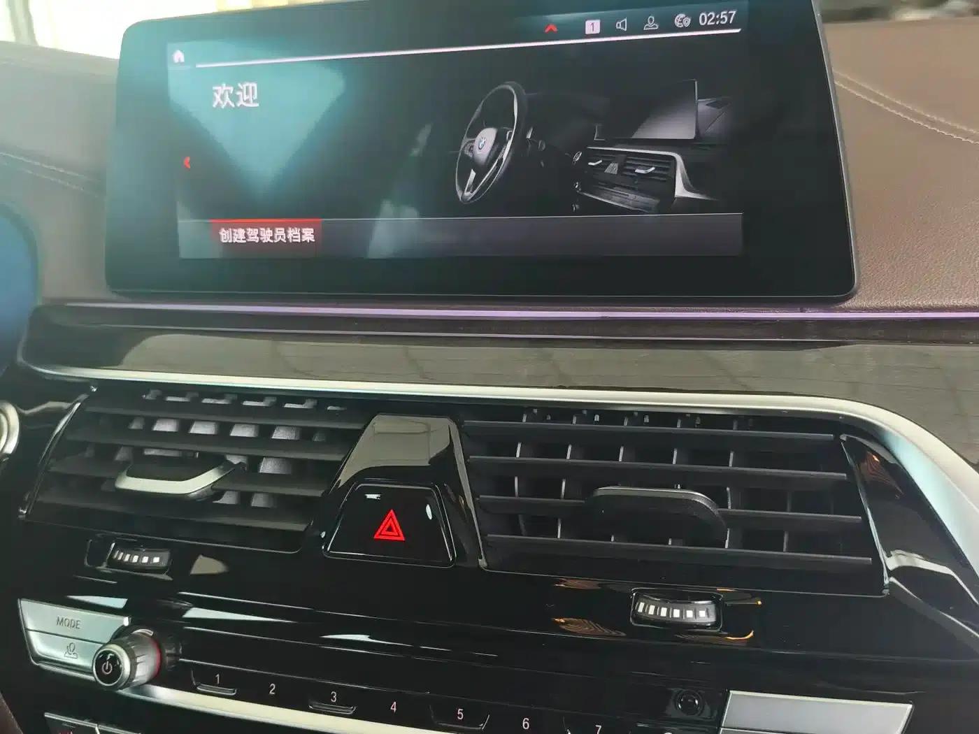 2020 BMW 5 Series 525Li M Sport Package — миниатюра 9