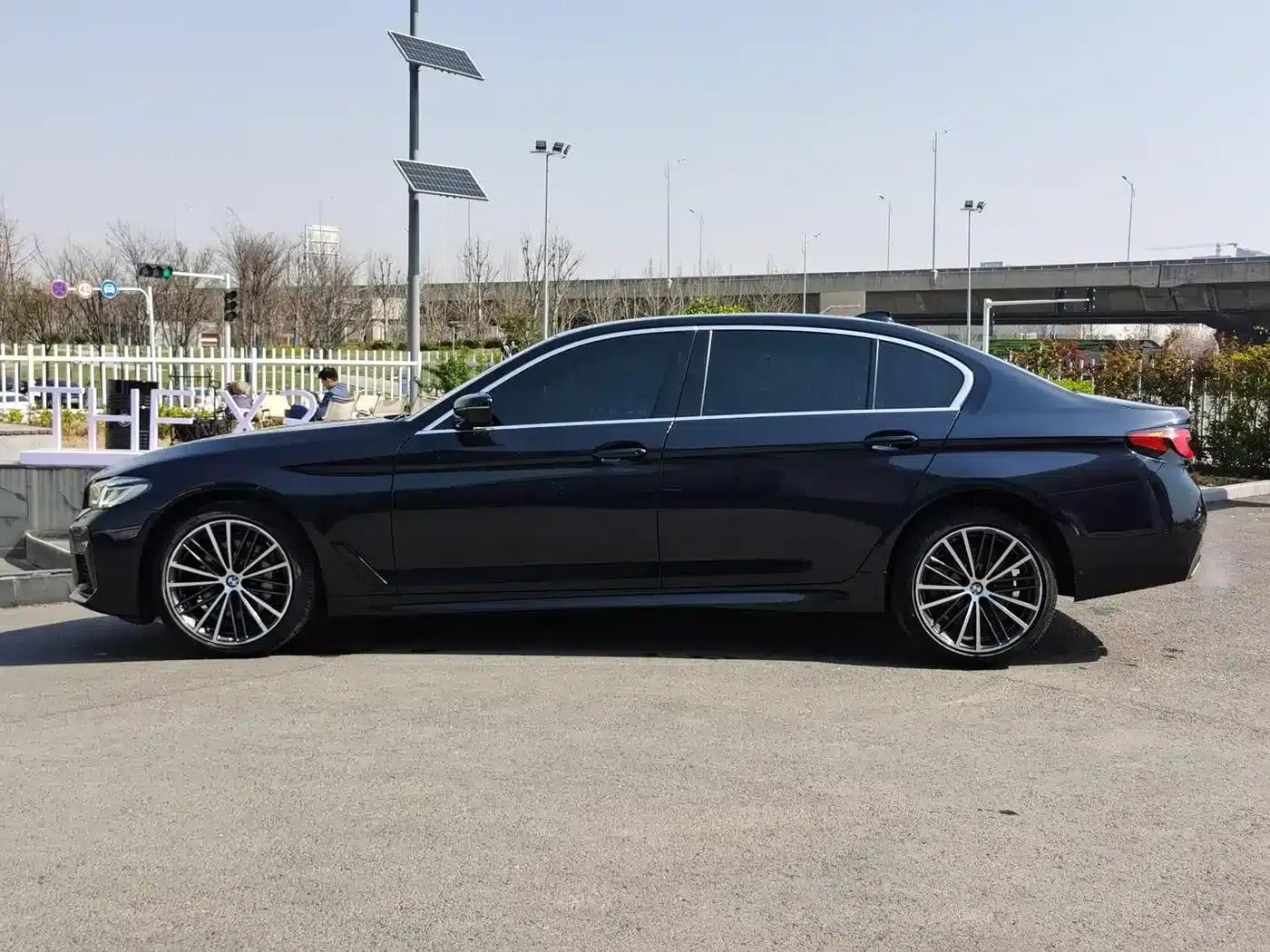 2022 BMW 5 Series 530Li Leading Edition M Sport Package — миниатюра 7