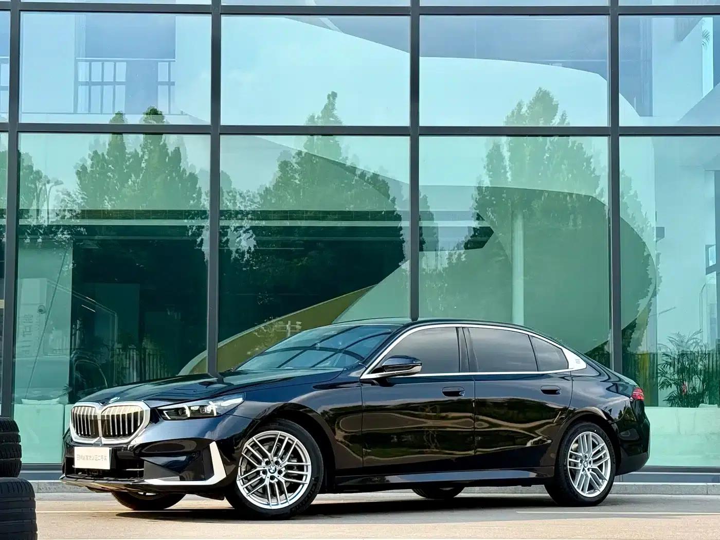 2024 BMW 5 Series 525Li Luxury Package — миниатюра 1