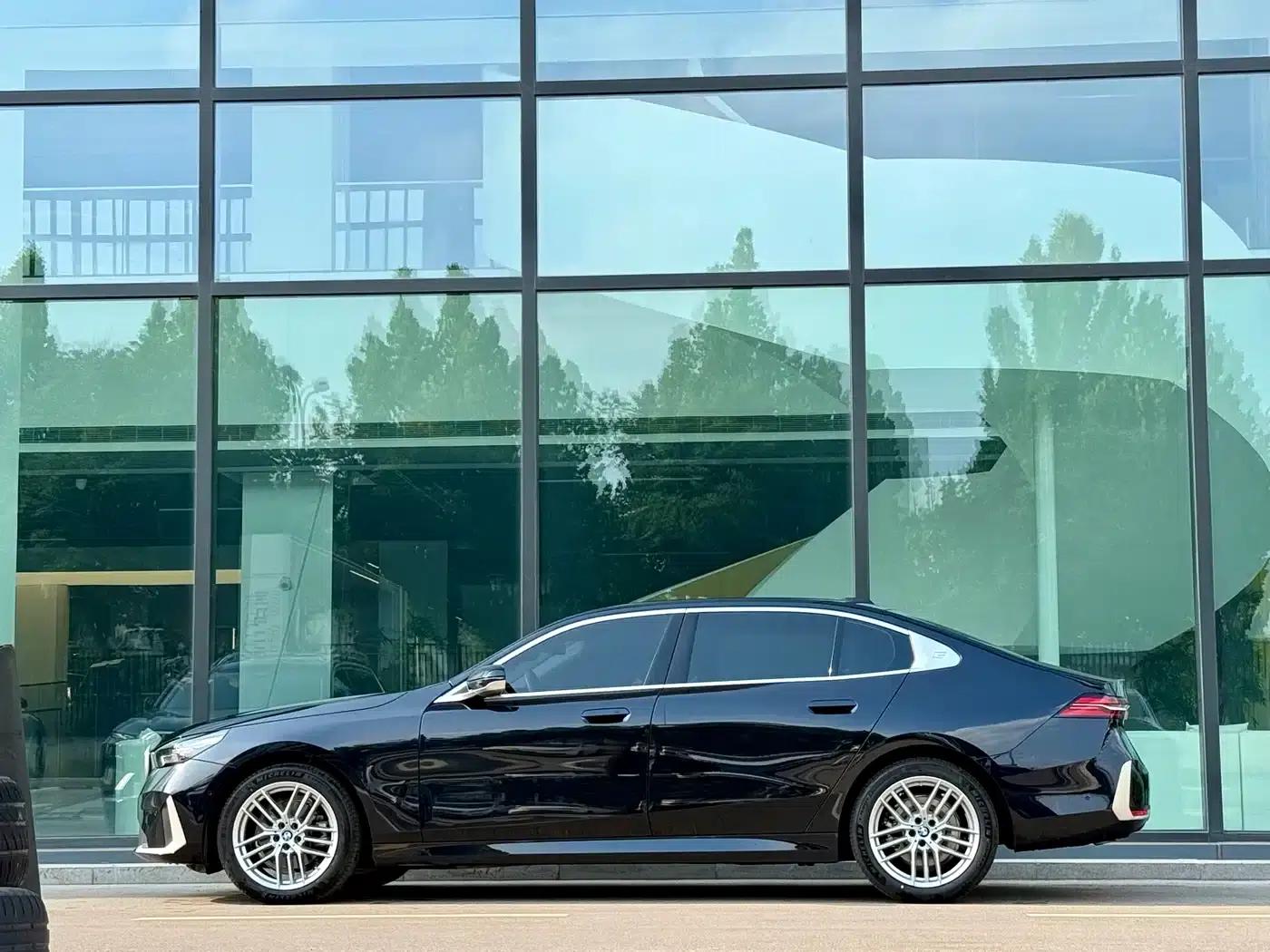 2024 BMW 5 Series 525Li Luxury Package — миниатюра 2