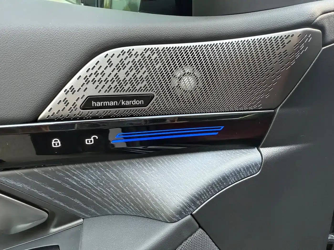 2024 BMW 5 Series 525Li Luxury Package — миниатюра 11