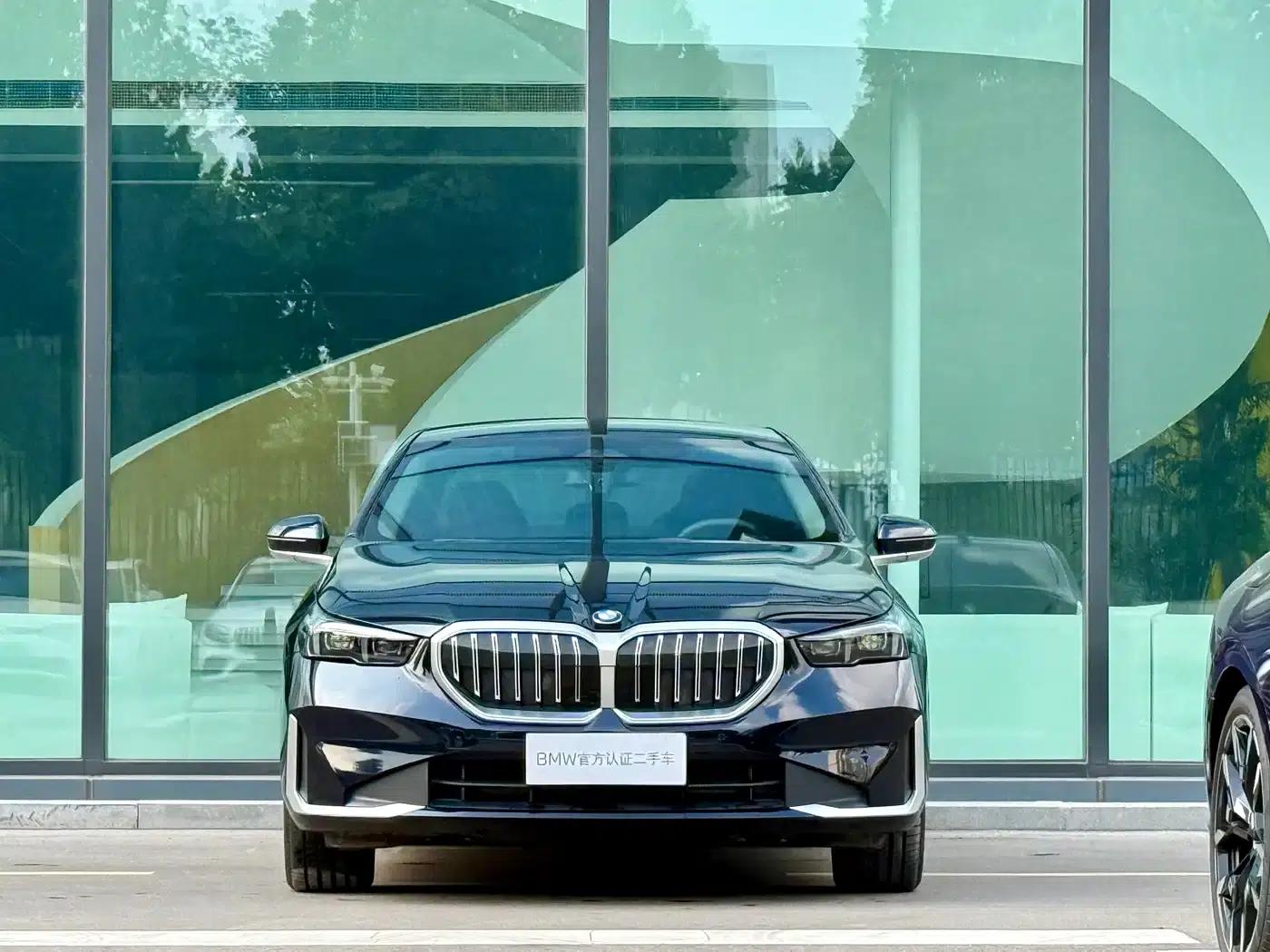 2024 BMW 5 Series 525Li Luxury Package — миниатюра 3