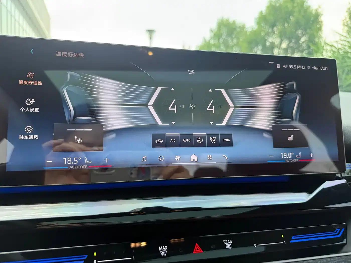 2024 BMW 5 Series 525Li Luxury Package — миниатюра 8