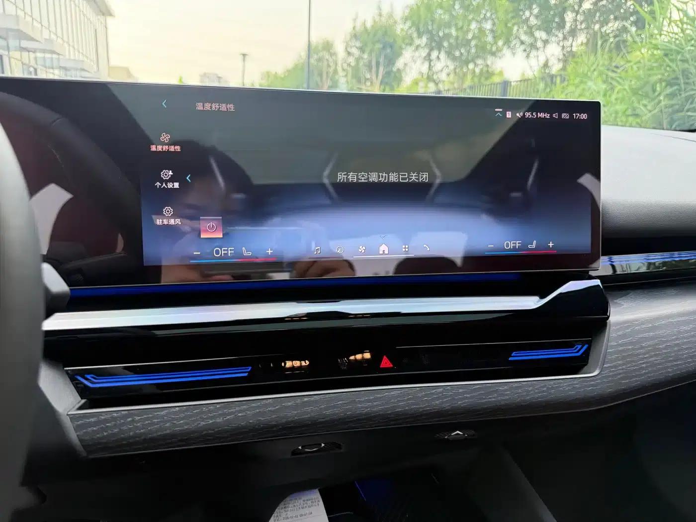 2024 BMW 5 Series 525Li Luxury Package — миниатюра 10