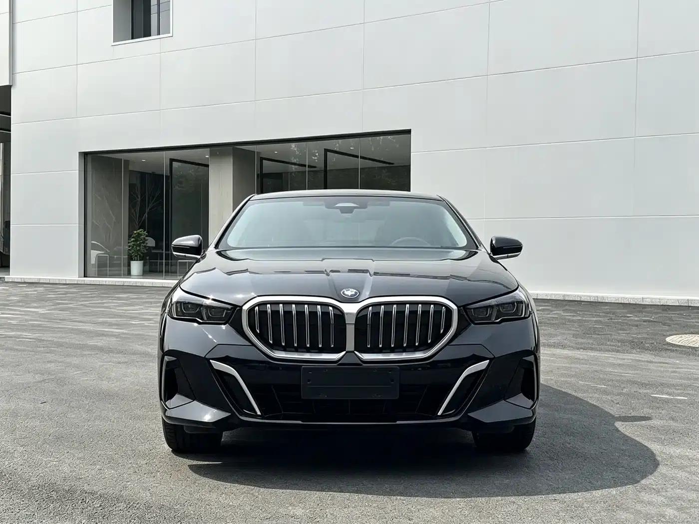 2025 BMW 5 Series 530Li Leading Edition M Sport Package — миниатюра 2