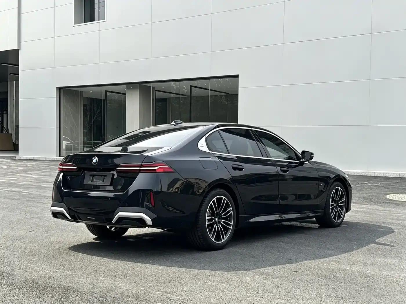 2025 BMW 5 Series 530Li Leading Edition M Sport Package — миниатюра 15