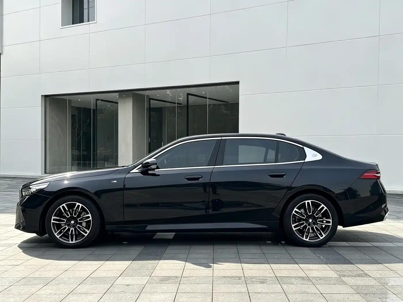 2025 BMW 5 Series 530Li Leading Edition M Sport Package — миниатюра 4