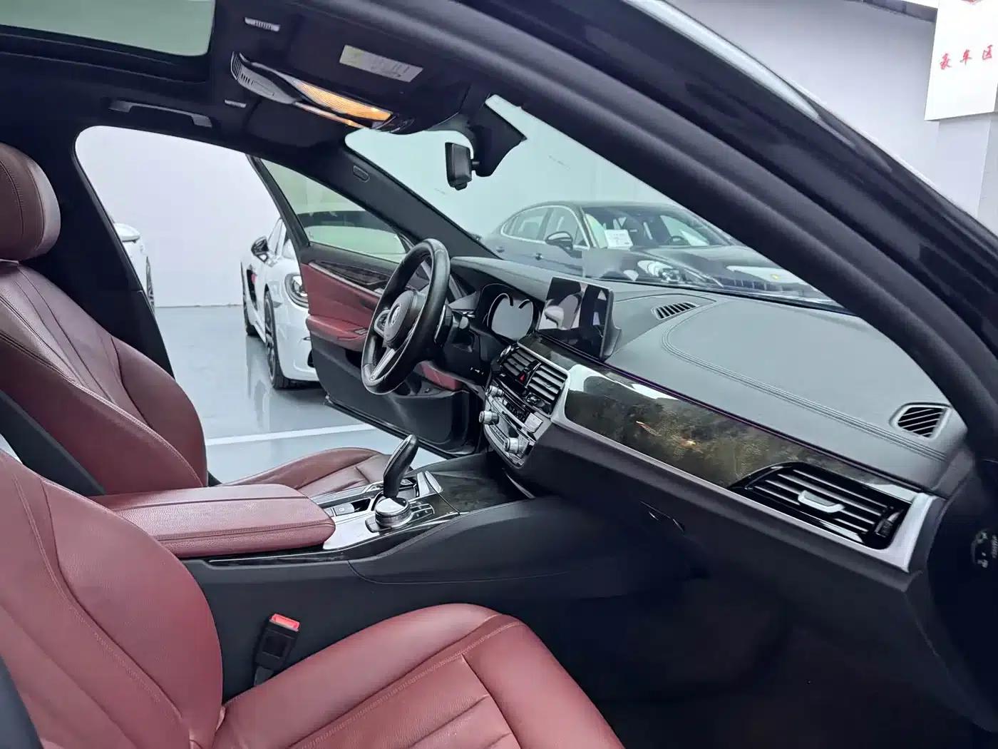 2018 BMW 5 Series 530Li Leading Edition M Sport Package — миниатюра 13